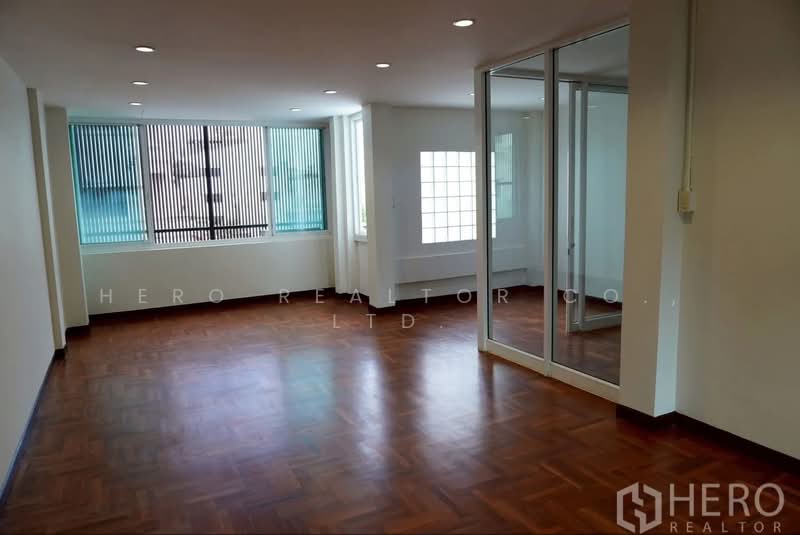 For rent Home Office 386 sqm in BTS Phra Khanong Bangkok HRE00263, Bangkok, สุขุมวิท 71, Phra Kanong Nua, Watthana, Bangkok, 4 Bedrooms, 386 sqm, Townhouse For Rent, by Hero Realtor Co., Ltd., 500384343 - DDproperty.com