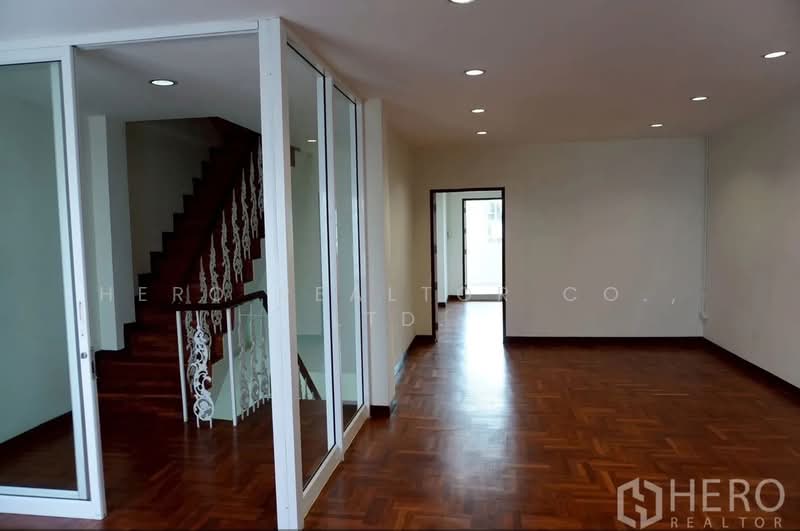 For rent Home Office 386 sqm in BTS Phra Khanong Bangkok HRE00263, Bangkok, สุขุมวิท 71, Phra Kanong Nua, Watthana, Bangkok, 4 Bedrooms, 386 sqm, Townhouse For Rent, by Hero Realtor Co., Ltd., 500384343 - DDproperty.com