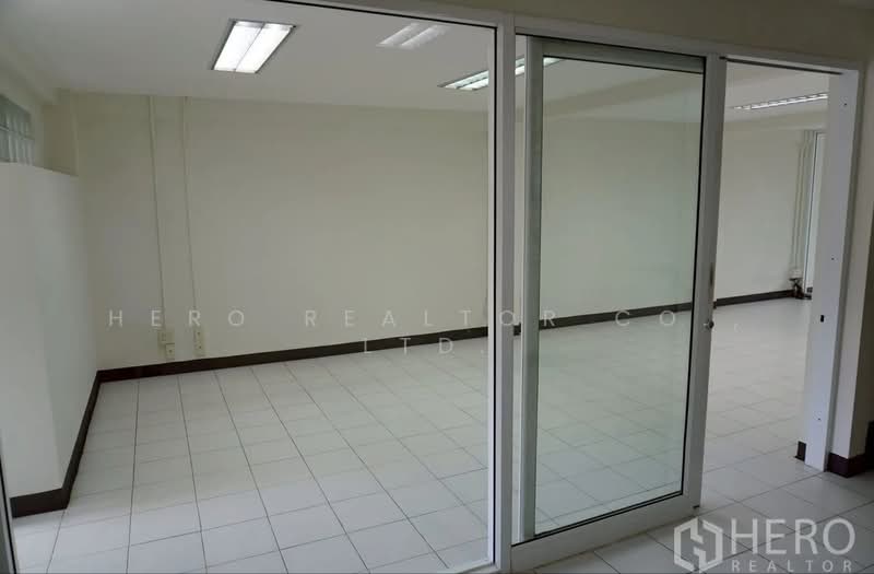 For rent Home Office 386 sqm in BTS Phra Khanong Bangkok HRE00263, Bangkok, สุขุมวิท 71, Phra Kanong Nua, Watthana, Bangkok, 4 Bedrooms, 386 sqm, Townhouse For Rent, by Hero Realtor Co., Ltd., 500384343 - DDproperty.com