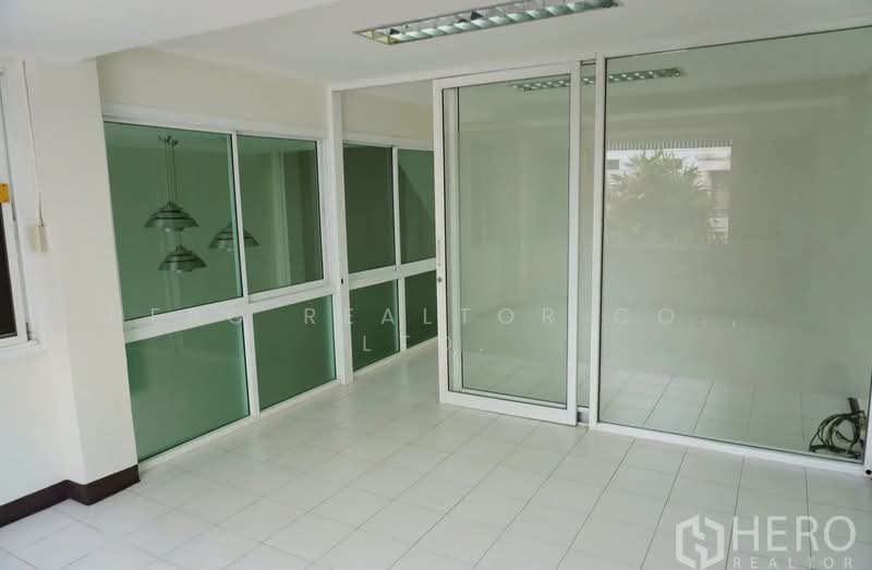 For rent Home Office 386 sqm in BTS Phra Khanong Bangkok HRE00263, Bangkok, สุขุมวิท 71, Phra Kanong Nua, Watthana, Bangkok, 4 Bedrooms, 386 sqm, Townhouse For Rent, by Hero Realtor Co., Ltd., 500384343 - DDproperty.com