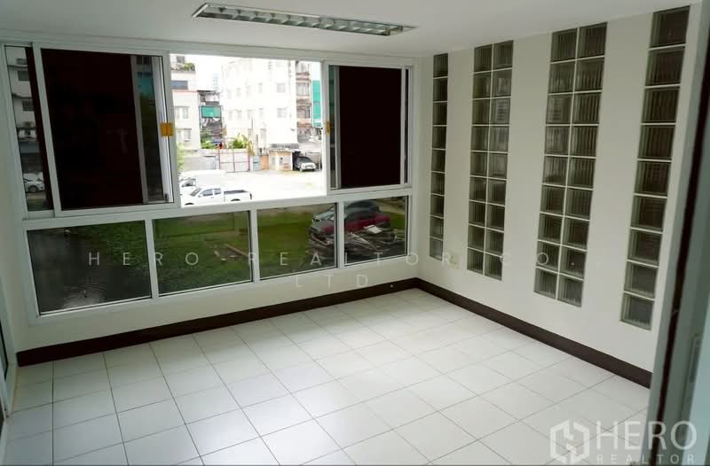 For rent Home Office 386 sqm in BTS Phra Khanong Bangkok HRE00263, Bangkok, สุขุมวิท 71, Phra Kanong Nua, Watthana, Bangkok, 4 Bedrooms, 386 sqm, Townhouse For Rent, by Hero Realtor Co., Ltd., 500384343 - DDproperty.com