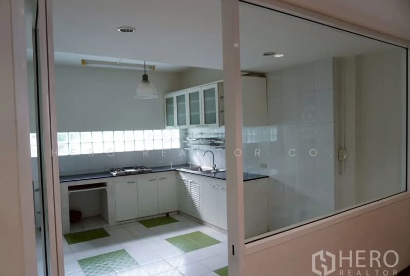 For rent Home Office 386 sqm in BTS Phra Khanong Bangkok HRE00263, Bangkok, สุขุมวิท 71, Phra Kanong Nua, Watthana, Bangkok, 4 Bedrooms, 386 sqm, Townhouse For Rent, by Hero Realtor Co., Ltd., 500384343 - DDproperty.com