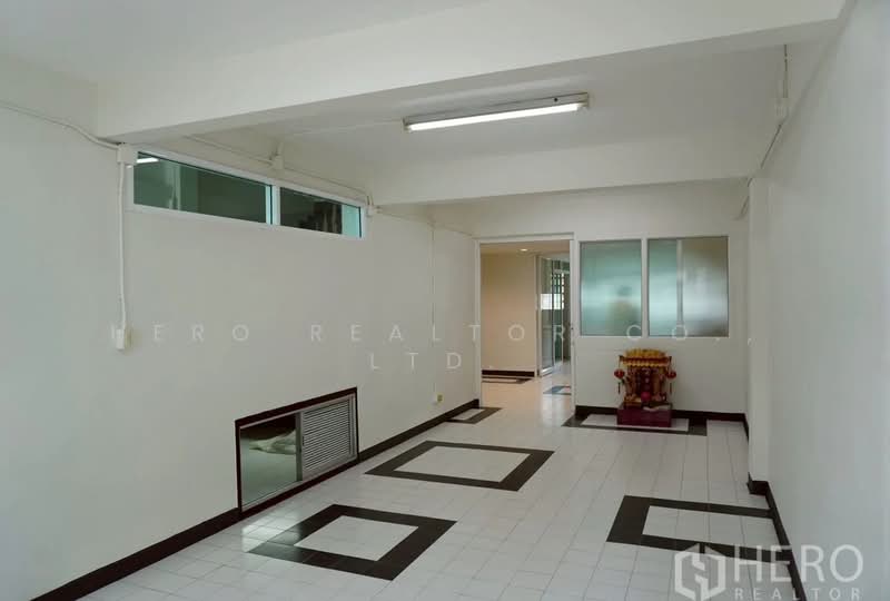 For rent Home Office 386 sqm in BTS Phra Khanong Bangkok HRE00263, Bangkok, สุขุมวิท 71, Phra Kanong Nua, Watthana, Bangkok, 4 Bedrooms, 386 sqm, Townhouse For Rent, by Hero Realtor Co., Ltd., 500384343 - DDproperty.com
