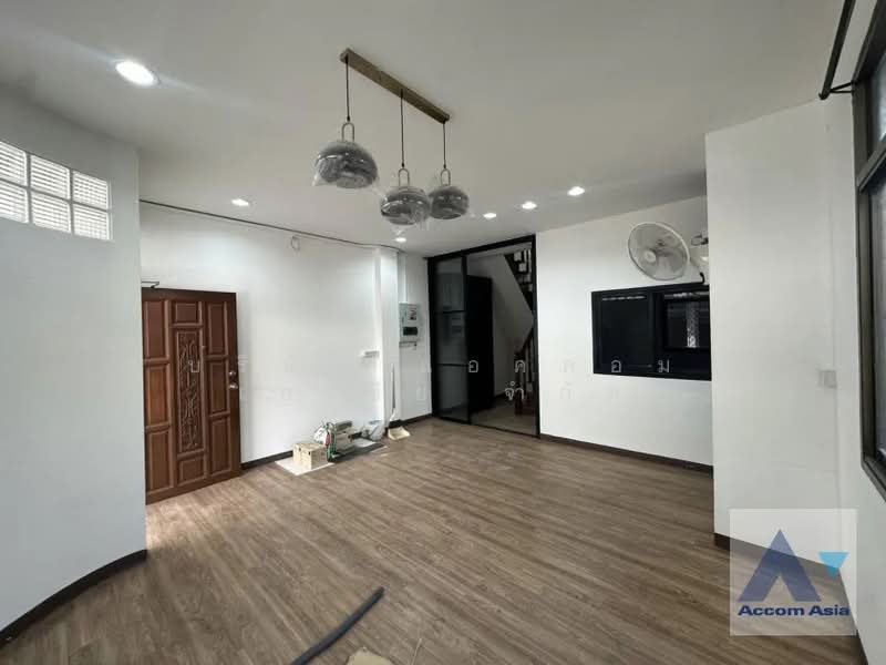 5 Bedrooms Townhouse for Rent in Silom, Bangkok near MRT Sam Yan - BTS Sala Daeng, Bangkok, Si Phraya, Bang Rak, Bangkok, 5 Bedrooms, 180 sqm, Townhouse For Rent, by บริษัท แอคคอม เอเซีย จำกัด, 500384484 - DDproperty.com