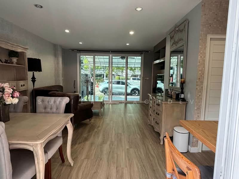 Townhome 3-Storey Soi Phatthanakan 44, Bangkok, Suan Luang, Bangkok, 3 Bedrooms, 120 sqm, Townhouse For Rent, by Sunitra Sachdev, 500384544 - DDproperty.com