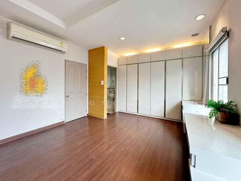 Baan Klang Muang Swiss Town Kaset-Nawamin, Bangkok, Soi Moobaan Klang Mueng, Chorake Bua, Lat Phrao, Bangkok, 3 Bedrooms, 175 sqm, Townhouse For Sale, by Sirithong Saetang, 500384633 - DDproperty.com