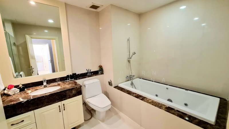 Piyathip Place, Bangkok, 24 Soi Prommitr, Khlong Tan Nua, Watthana, Bangkok, 4 Bedrooms, 375 sqm, Condo For Rent, by Phakaporn Brikshavana, 500384707 - DDproperty.com