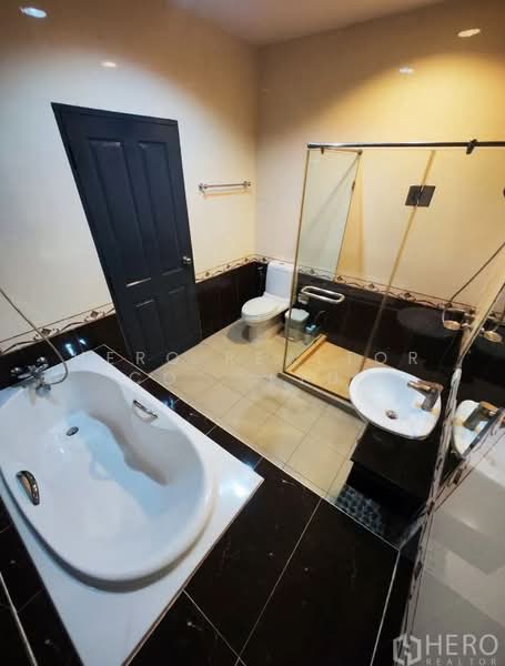 Baan Klang Krung Office Park Bangna, Bangkok, Soi Ban Klang Krung Village Office Park, Bang Na, Bangkok, 3 Bedrooms, 200 sqm, Townhouse For Rent, by Hero Realtor Co., Ltd., 500384717 - DDproperty.com