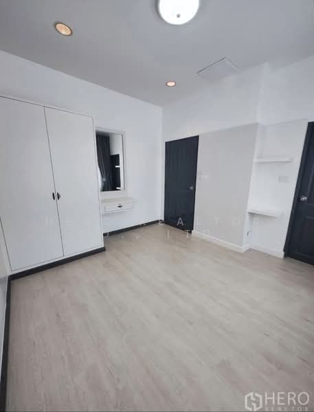 Baan Klang Krung Office Park Bangna, Bangkok, Soi Ban Klang Krung Village Office Park, Bang Na, Bangkok, 3 Bedrooms, 200 sqm, Townhouse For Rent, by Hero Realtor Co., Ltd., 500384717 - DDproperty.com
