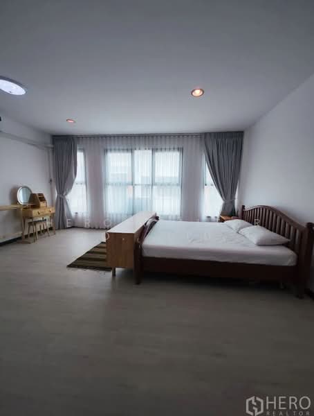 Baan Klang Krung Office Park Bangna, Bangkok, Soi Ban Klang Krung Village Office Park, Bang Na, Bangkok, 3 Bedrooms, 200 sqm, Townhouse For Rent, by Hero Realtor Co., Ltd., 500384717 - DDproperty.com
