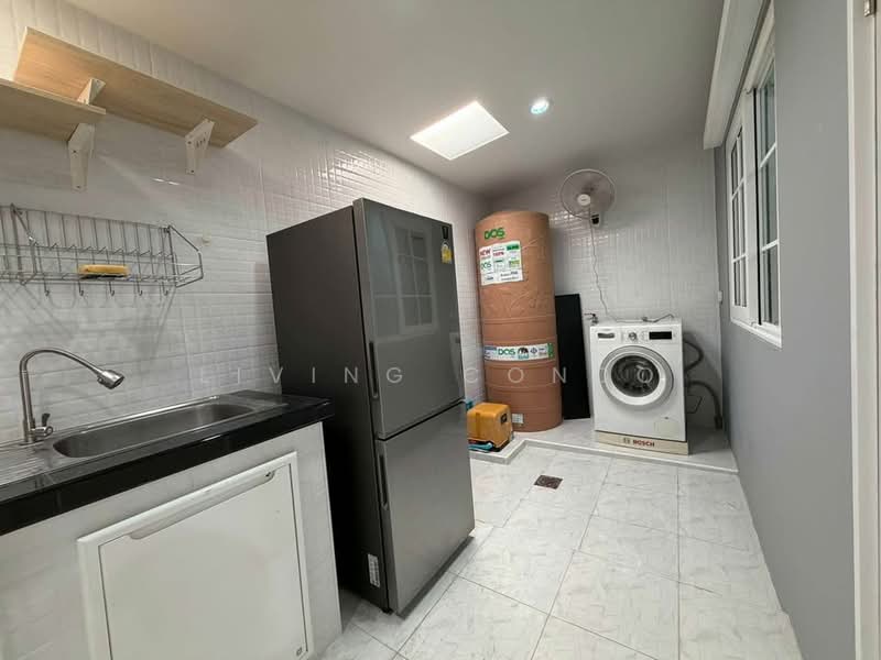 Golden Town Sukhumvit-Bearing Station, Samut Prakan, Soi Tesabansamrongtai 6, Sam Rong, Phra Pra Daeng, Samut Prakan, 3 Bedrooms, 76 sqm, Townhouse For Rent, by Living Condo, 500384789 - DDproperty.com