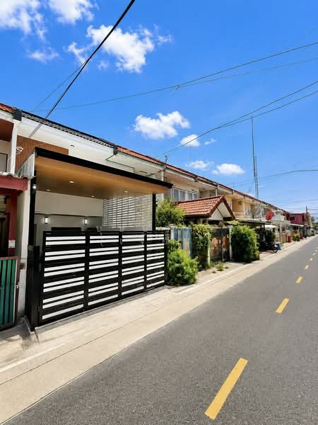 บ้านสวย รถไฟฟ้าอยู่หน้าหมู่บ้าน หมู่บ้านรัตนาธิเบศร์ บางใหญ่ ใกล้เซ็นทรัล เวสเกต, Nonthaburi, กาญจนาภิเษก, Bang Rak Pattana, Bang Bua Thong, Nonthaburi, 2 Bedrooms, 100 sqm, Townhouse For Sale, by บุษบากร (เจี๊ยบ), 500385120 - DDproperty.com