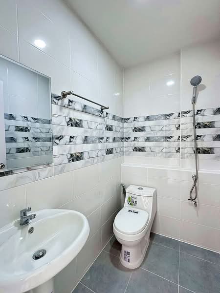บ้านสวย รถไฟฟ้าอยู่หน้าหมู่บ้าน หมู่บ้านรัตนาธิเบศร์ บางใหญ่ ใกล้เซ็นทรัล เวสเกต, Nonthaburi, กาญจนาภิเษก, Bang Rak Pattana, Bang Bua Thong, Nonthaburi, 2 Bedrooms, 100 sqm, Townhouse For Sale, by บุษบากร (เจี๊ยบ), 500385120 - DDproperty.com