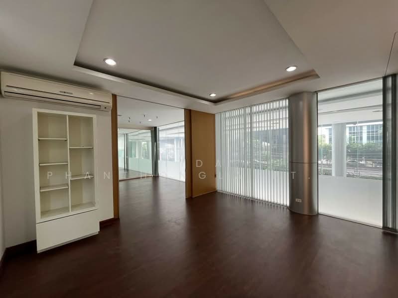 or Rent: Car Showroom, Rama 9, 900 sq.m., Bangkok, Suan Luang, Suan Luang, Bangkok, , 900 sqm, Office Space For Rent, by Tida phanthonglarptawee, 500386151 - DDproperty.com