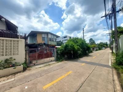 ขาย - ที่ดิน + บ้านเดี่ยว 72 ตร.ว ซอยลาดพร้าว35 แยก8-1 ซอยรัชดาภิเษก32, กรุงเทพ