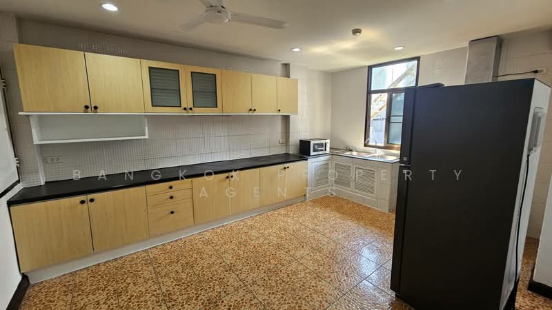 Rishi Court, Bangkok, 47 Soi Sukhumvit 15, Khlongtoei Nua, Watthana, Bangkok, 3 Bedrooms, 200 sqm, Condo For Rent, by BANGKOK PROPERTY AGENTS, 500386519 - DDproperty.com