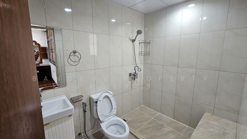 Rishi Court, Bangkok, 47 Soi Sukhumvit 15, Khlongtoei Nua, Watthana, Bangkok, 3 Bedrooms, 200 sqm, Condo For Rent, by BANGKOK PROPERTY AGENTS, 500386519 - DDproperty.com