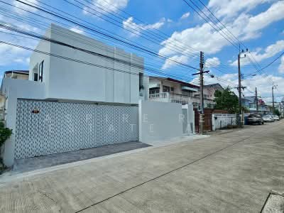 ขาย - 11.9 ล้านบาท บ้านเดี่ยว 2 ชั้น ปรับปรุงใหม่ สไตล์โมเดิร์น เป็นส่วนตัว ซอยโชคชัย 44, กรุงเทพ