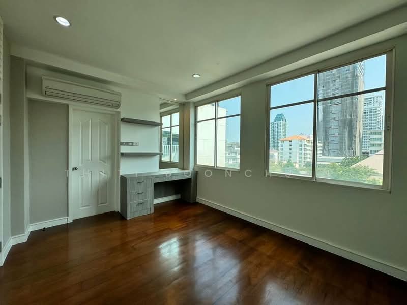Baan Klang Krung Thonglor, Bangkok, 55 Soi Sukhumvit 55, Khlong Tan Nua, Watthana, Bangkok, 4 Bedrooms, 400 sqm, Townhouse For Rent, by Thiti Boonchurn, 500387379 - DDproperty.com