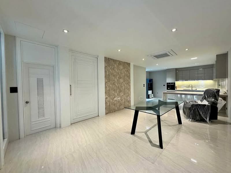 Baan Klang Krung Thonglor, Bangkok, 55 Soi Sukhumvit 55, Khlong Tan Nua, Watthana, Bangkok, 4 Bedrooms, 400 sqm, Townhouse For Rent, by Thiti Boonchurn, 500387379 - DDproperty.com