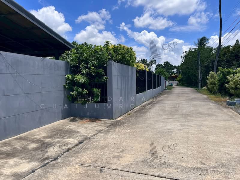 For sale: Holiday home with land, including two additional guesthouses. Conveniently located near Mi, Nakhon Ratchasima, Klang Dong, Pak Chong, Nakhon Ratchasima, 4 Bedrooms, 100 sqm, Single Detached House For Sale, by Thidarat Chaijumroonpun, 500389715 - DDproperty.com
