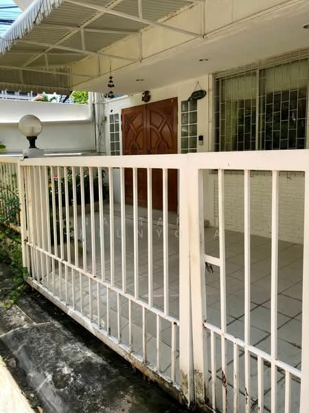 ทาวน์เฮ้าส์ 5-ห้องนอน, กรุงเทพ, สีลม, บางรัก, กรุงเทพ, 200 ตร.ม., ทาวน์เฮ้าส์ ขาย, โดย Nattapat Reunyota, 500389752 - DDproperty.com