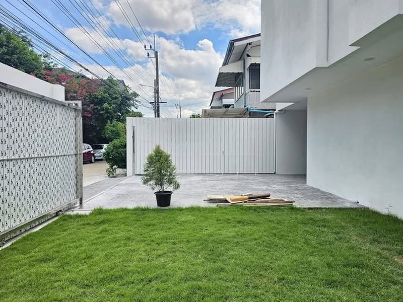 Baan Klang Muang Urbanion Ladprao - Chokchai 4, Bangkok, Ladprao Wang Hin Road, Lat Phrao, Bangkok, 3 Bedrooms, 200 sqm, Townhouse For Sale, by Narong Chutianankasem, 500390081 - DDproperty.com