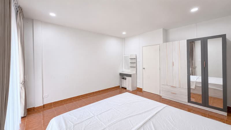 เสนาวิลล่า 4 พระยาสุเรนทร์, Bangkok, พระยาสุเรนทร์, Sam Wa Tawan Tok, Khlong Sam Wa, Bangkok, 2 Bedrooms, 89 sqm, Townhouse For Sale, by ปุณณภา นารานนทชัย, 500390578 - DDproperty.com