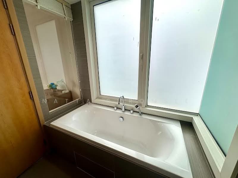 Siri At Sukhumvit, Bangkok, 902 Sukhumvit Road, Phra Kanong, Khlong Toei, Bangkok, 2 Bedrooms, 74 sqm, Condo For Rent, by Natta Buromsee, 500392212 - DDproperty.com