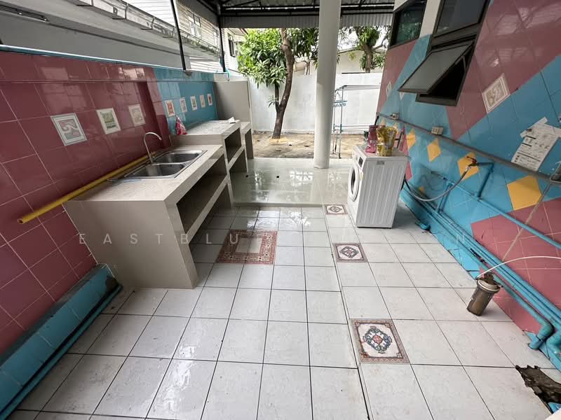 Home Office Area Ladprao, Bangkok, Khlong Chaokhun Sing, Wang Thonglang, Bangkok, 5 Bedrooms, 524 sqm, Townhouse For Sale, by Eastblue Horizon, 500392351 - DDproperty.com