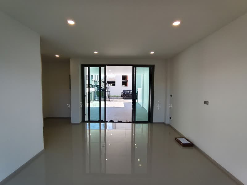 SHO Phatthanakan 32, Bangkok, Soi Phatthanakan 32, Suan Luang, Bangkok, 2 Bedrooms, 345 sqm, Townhouse For Sale, by วริษา รุ่มนุ่ม, 500392365 - DDproperty.com