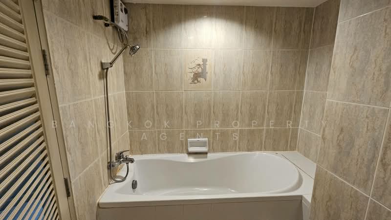 Royal Castle Sukhumvit, Bangkok, 30 Soi Sukhumvit 39, Khlongtoei Nua, Watthana, Bangkok, 3 Bedrooms, 200 sqm, Condo For Rent, by BANGKOK PROPERTY AGENTS, 500392816 - DDproperty.com