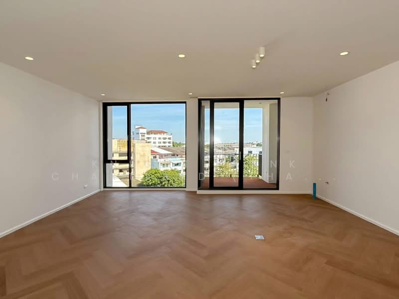Townhouse in Pridi 14, Bangkok, Phra Kanong Nua, Watthana, Bangkok, 5 Bedrooms, 536 sqm, Townhouse For Sale, by Knight Frank Chartered (Thailand) Co.,Ltd, 500393021 - DDproperty.com