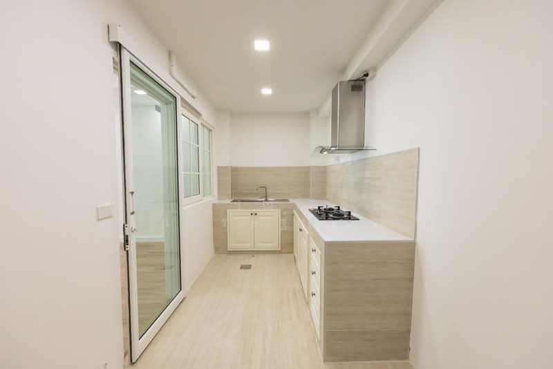 Golden Town 2 Onnut-Pattanakarn, Bangkok, 189 Soi On Nut 65 Yaek 14, Prawet, Bangkok, 4 Bedrooms, 1 sqm, Townhouse For Sale, by Tharnavee Tharnasetthadakul, 500393830 - DDproperty.com