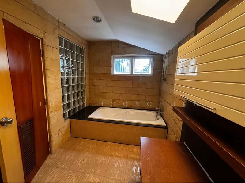 Townhouse, Near Bangkok Hospital & Thonglor, Bangkok, Bang Kapi, Huai Khwang, Bangkok, 4 Bedrooms, 160 sqm, Townhouse For Rent, by Thiti Boonchurn, 500394507 - DDproperty.com