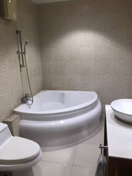 Baan Klang Krung Thonglor : บ้านกลางกรุงทองหล่อ, กรุงเทพ, 55 ซอยสุขุมวิท 55, คลองตันเหนือ, วัฒนา, กรุงเทพ, 350 ตร.ม., ทาวน์เฮ้าส์ ให้เช่า, โดย Thiti Boonchurn, 500394651 - DDproperty.com