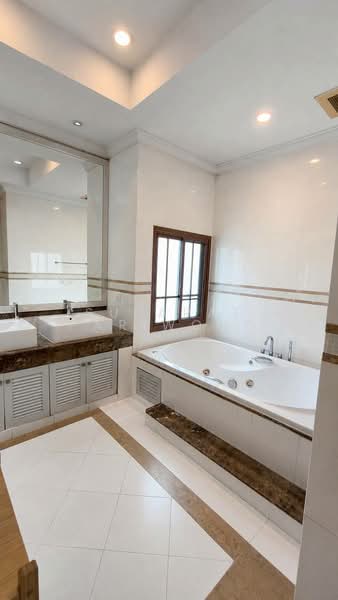 Baan Sansiri Sukhumvit 67, Bangkok, 32 Soi Sukhumvit 67, Phra Kanong Nua, Watthana, Bangkok, 4 Bedrooms, 400 sqm, Single Detached House For Rent, by Sutapat Pariwong, 500394900 - DDproperty.com