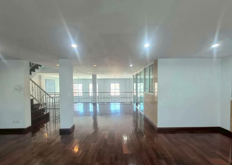 บ้านเดี่ยว 3 ชั้น พร้อมชั้นลอยและดาดฟ้า ( แปลงมุม ) ถนนเสนานิคม 1 ซอย 26, กรุงเทพ, ถนนเสนานิคม 1 ซอย 26, จันทรเกษม, จตุจักร, กรุงเทพ, 560 ตร.ม., บ้านเดี่ยว ขาย, โดย กรกฤตย์ บุญสระ, 500395795 - DDproperty.com