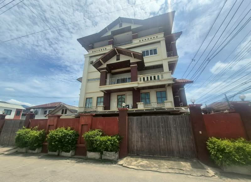 บ้านเดี่ยว 3 ชั้น พร้อมชั้นลอยและดาดฟ้า ( แปลงมุม ) ถนนเสนานิคม 1 ซอย 26, Bangkok, ถนนเสนานิคม 1 ซอย 26, Chan Kasem, Chatuchak, Bangkok, 5 Bedrooms, 560 sqm, Single Detached House For Sale, by กรกฤตย์ บุญสระ, 500395795 - DDproperty.com