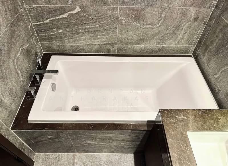 The Esse Sukhumvit 36, Bangkok, Soi Sukhumvit 36, Sukhumvit Road, Phra Kanong, Khlong Toei, Bangkok, 1 Bedroom, 39 sqm, Condo For Rent, by Pornpan Chantharakasemchai, 500396240 - DDproperty.com