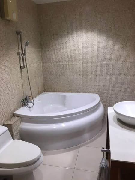 Baan Klang Krung Thonglor, Bangkok, 55 Soi Sukhumvit 55, Khlong Tan Nua, Watthana, Bangkok, 4 Bedrooms, 350 sqm, Townhouse For Rent, by Supitcha Wongisaraseri, 500396370 - DDproperty.com