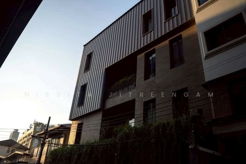 915 House Detached House Soi Thonglor 29 Sukhumvit 55, Bangkok, Khlong Tan Nua, Watthana, Bangkok, 5 Bedrooms, 225 sqm, Single Detached House For Sale, by Nissita Jitreengam, 500397692 - DDproperty.com