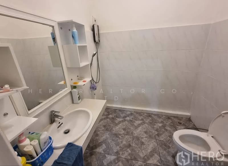 For Rent 4 Bedroom Townhouse Near MRT Sutthisan, Din Daeng, Bangkok HRE01003, Bangkok, Din Daeng, Bangkok, 4 Bedrooms, 320 sqm, Townhouse For Rent, by Hero Realtor Co., Ltd., 500398475 - DDproperty.com