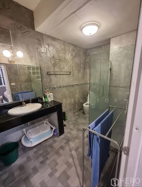 For Rent 4 Bedroom Townhouse Near MRT Sutthisan, Din Daeng, Bangkok HRE01003, Bangkok, Din Daeng, Bangkok, 4 Bedrooms, 320 sqm, Townhouse For Rent, by Hero Realtor Co., Ltd., 500398475 - DDproperty.com