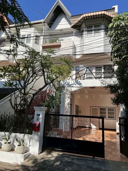 ทาวน์เฮาส์ให้เช่า | สุขุมวิท 30 | ใกล้ BTS พร้อมพงษ์, Bangkok, Khong Tan, Khlong Toei, Bangkok, 3 Bedrooms, 120 sqm, Townhouse For Rent, by Dontida Wisetphanit, 500398863 - DDproperty.com