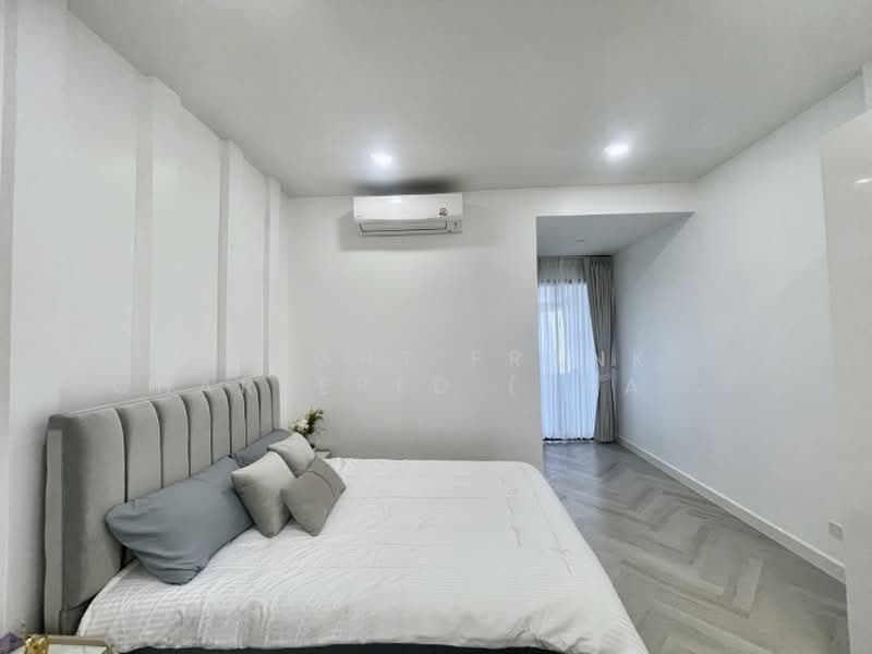 Townhouse in Pridi 42, Bangkok, Khlong Tan Nua, Watthana, Bangkok, 4 Bedrooms, 250 sqm, Townhouse For Rent, by Knight Frank Chartered (Thailand) Co.,Ltd, 500399768 - DDproperty.com