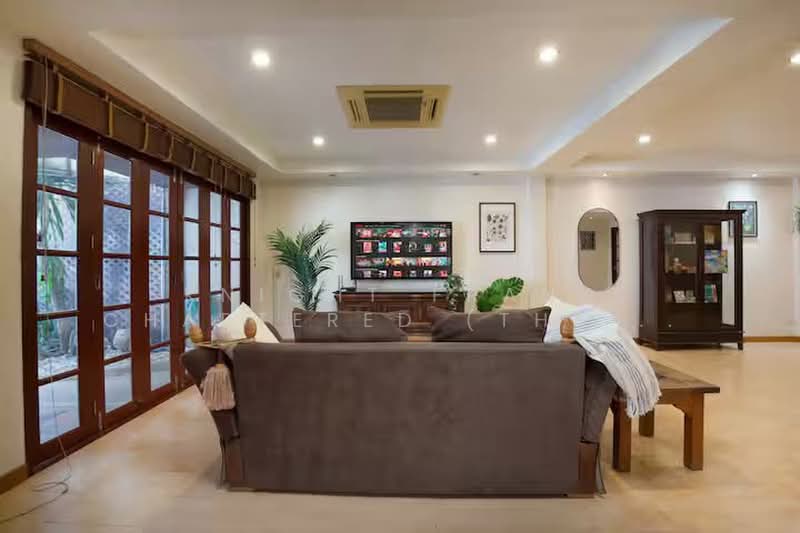 Townhouse in Sukhumvit 39, Bangkok, Khlong Tan Nua, Watthana, Bangkok, 4 Bedrooms, 440 sqm, Townhouse For Sale, by Knight Frank Chartered (Thailand) Co.,Ltd, 500399981 - DDproperty.com