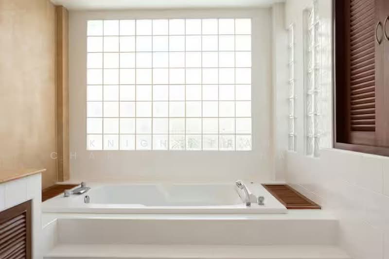 Townhouse in Sukhumvit 39, Bangkok, Khlong Tan Nua, Watthana, Bangkok, 4 Bedrooms, 440 sqm, Townhouse For Sale, by Knight Frank Chartered (Thailand) Co.,Ltd, 500399981 - DDproperty.com