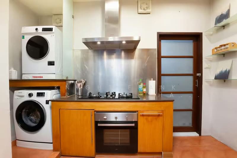 Townhouse in Sukhumvit 39, Bangkok, Khlong Tan Nua, Watthana, Bangkok, 4 Bedrooms, 440 sqm, Townhouse For Sale, by Knight Frank Chartered (Thailand) Co.,Ltd, 500399981 - DDproperty.com