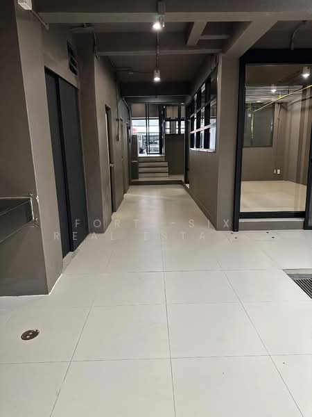 ให้เช่า home office รีโนเวทใหม่ทั้งหลัง, Bangkok, Bang Kapi, Huai Khwang, Bangkok, Studio, 350 sqm, Townhouse For Rent, by Forty-Six Real Estate Group, 500400982 - DDproperty.com